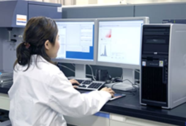 フローサイトメーターBD FACSCanto (BD Bioscienes社)（細胞の大きさや形状などを測定するための装置）