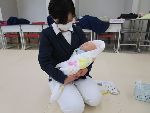 赤ちゃん抱いて
