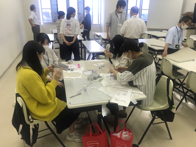 先輩学生による制作指導