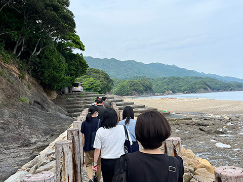 海沿いに歩いた