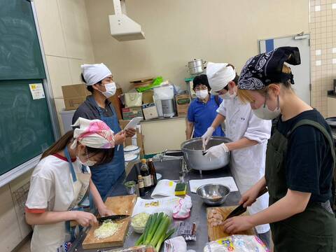 調理実習の様子（炒飯）