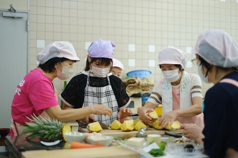 学生がルスメイトさんにモリンガ入りグリーンスムージの作り方を教えています