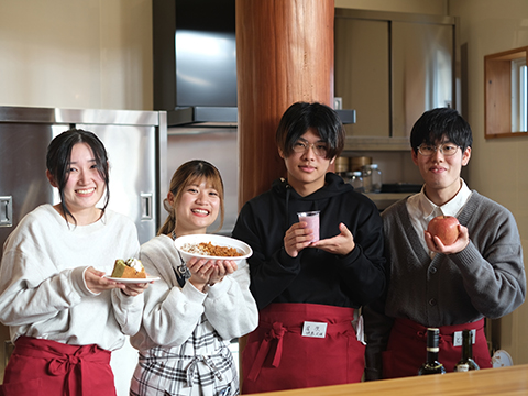 料理を手に持つ4人②