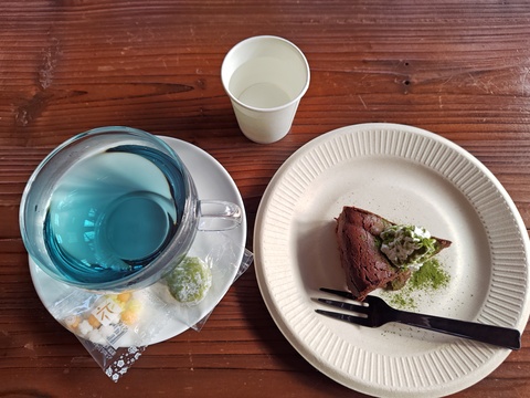 牟岐茶（あわサブレと金平糖付き）とMOGATOもち麦とモリンガ入りのガトーショコラ）