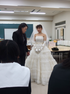 純白のウエディングドレスにベールです!