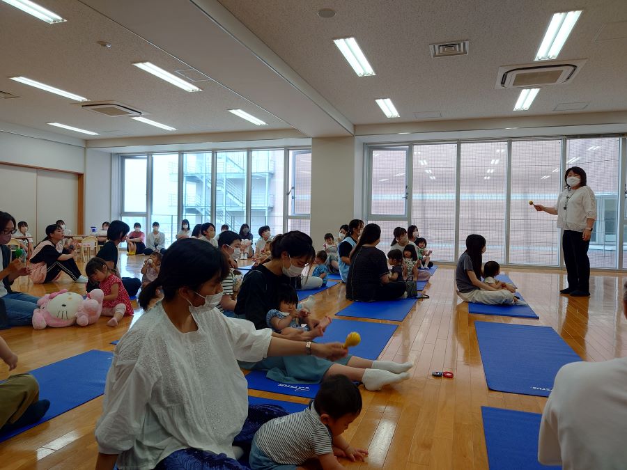 音楽に合わせてマラカス