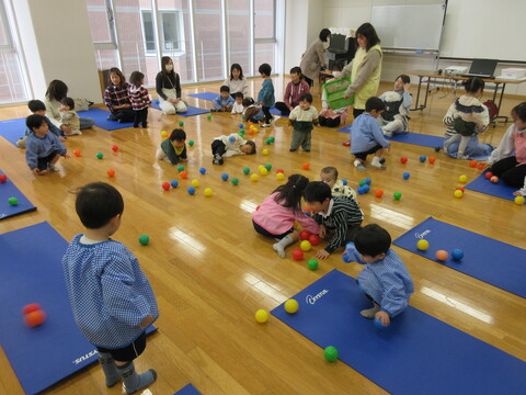 ボール遊び