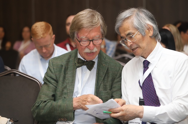 同じくISEO名誉メダルを受賞されたフランツ教授と議論している浅川先生
