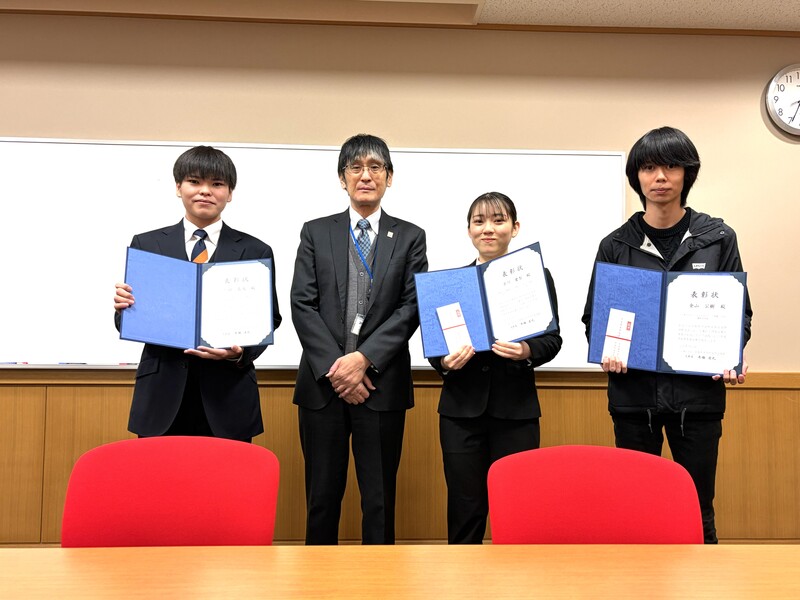 学部長と受賞者 学部長と受賞者