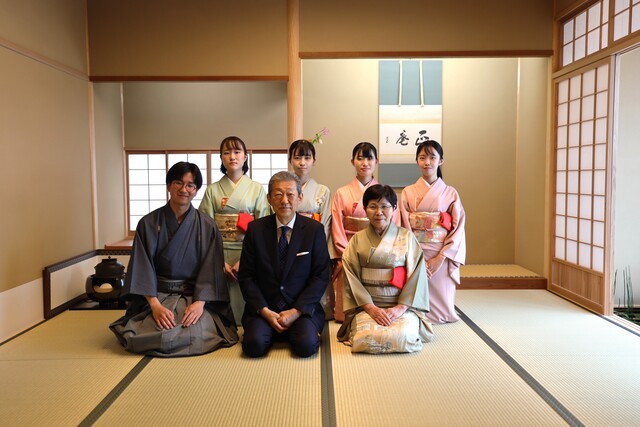 学生と御家元様の集合写真