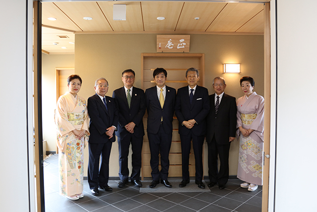 正庵前での記念撮影