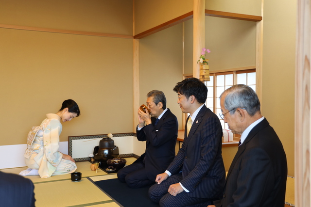 村崎明子理事長夫人によるお点前
