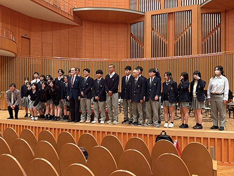 むらさきホールで記念撮影