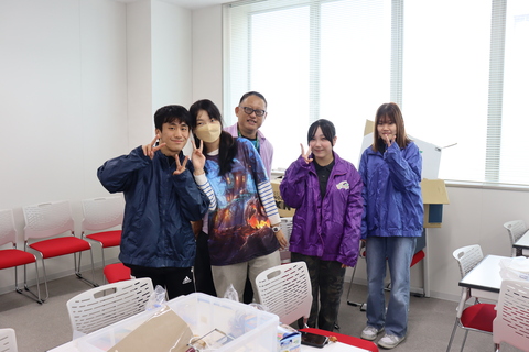 楽しむ学生たち2