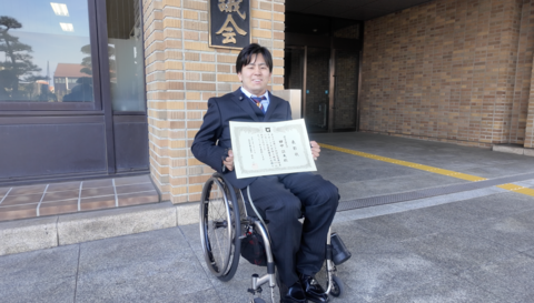 県議会前で写真