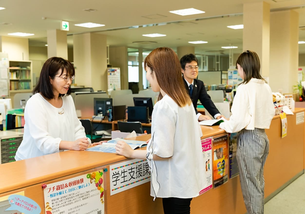 徳島文理大学では、地元の就職を希望する学生のために都道府県との就職支援協定を締結しています。
