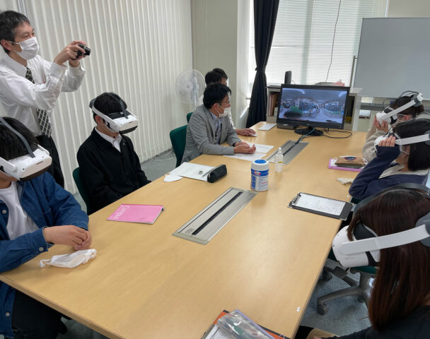 香川薬学部での「VR体験学習」が日本経済新聞で紹介されました！