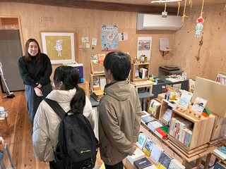 泊まれる本屋まるとしかく